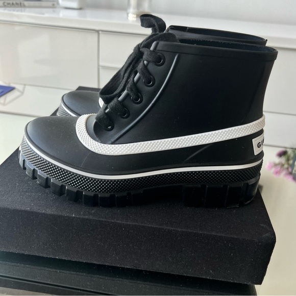 GIVENCHY BLACK GLASTON FLAT LACE-UP LEATHER ANKLE BOOTS - Picture 5 of 8